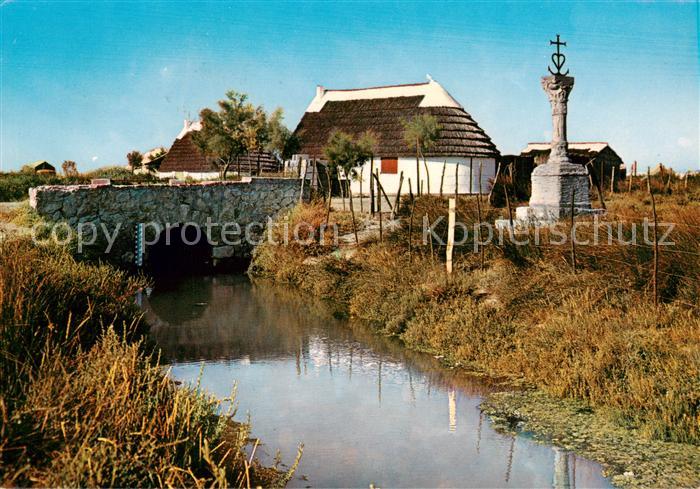 Saintes-Maries-de-la-Mer Cabanes de Gardians et la Croix des Félibres
