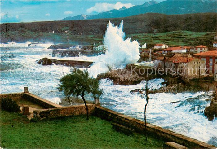 Llanes Asturias ES Entrada al Puerto Temporal en la Costa
