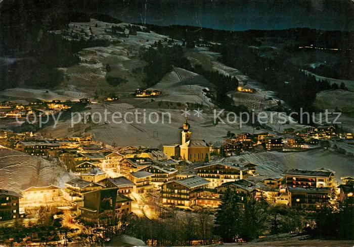 Saalbach -Hinterglemm AT Skidorf bei Nacht