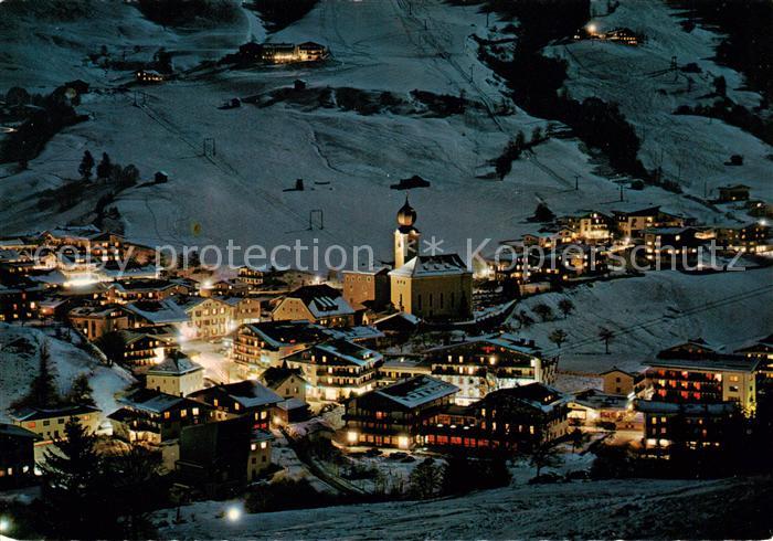 Saalbach -Hinterglemm AT Skidorf bei Nacht