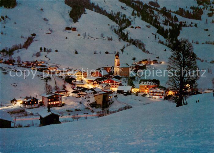 Saalbach -Hinterglemm AT Skidorf bei Nacht