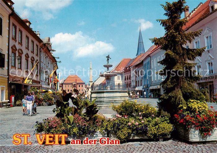 St Veit Glan Kaernten AT Hauptplatz mit Brunnen