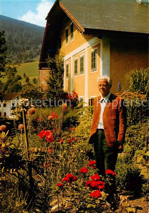 Wagrain  Salzburg AT K H Waggerl im Garten vor seinem Wohnhaus