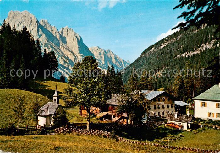 Weissbach Lofer Alpengasthaus Hirschbuehel mit Muehlsturzhorn und Kapelle