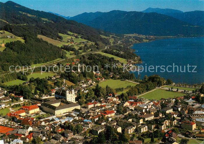 Mondsee Salzkammergut AT Fliegeraufnahme mit Pfarrkirche und Schloss