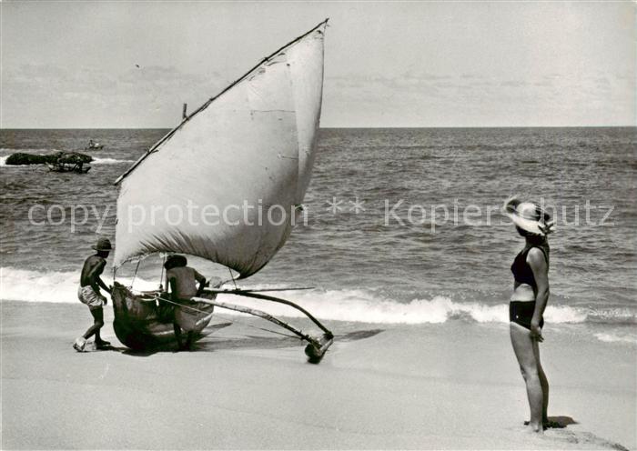 Ceylon  Sri Lanka Badestrand mit Katamaran
