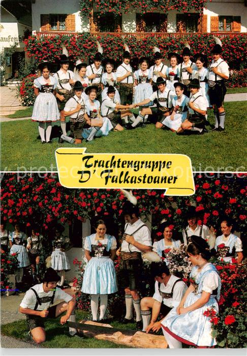 Inzell Traunstein Bayern Trachtengruppe D Falkastoaner vor dem Staufenhof