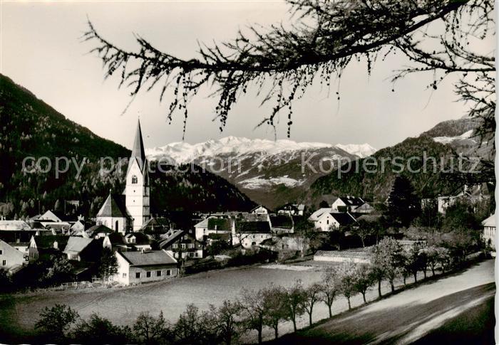 Obervellach Kaernten AT an der Tauernbahn mit Hohe Tauern und Kirche