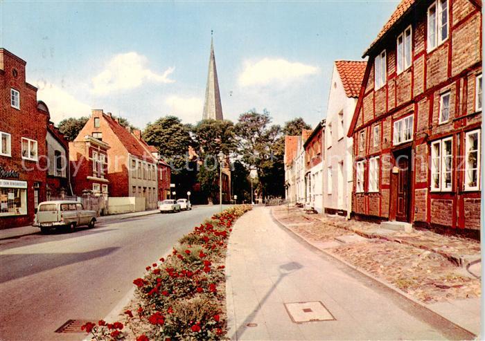 Travemuende Ostseebad Kurgartenstrasse mit Blick zur Kirche