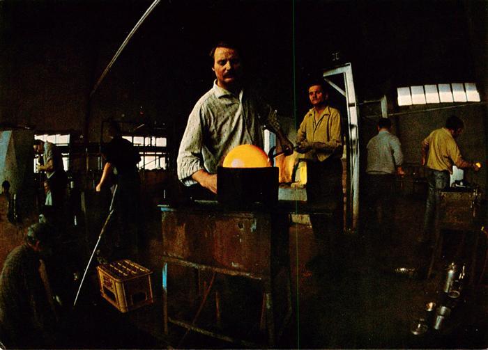 Frauenau Glasblaeser bei der Arbeit in der Glashuette Eisch