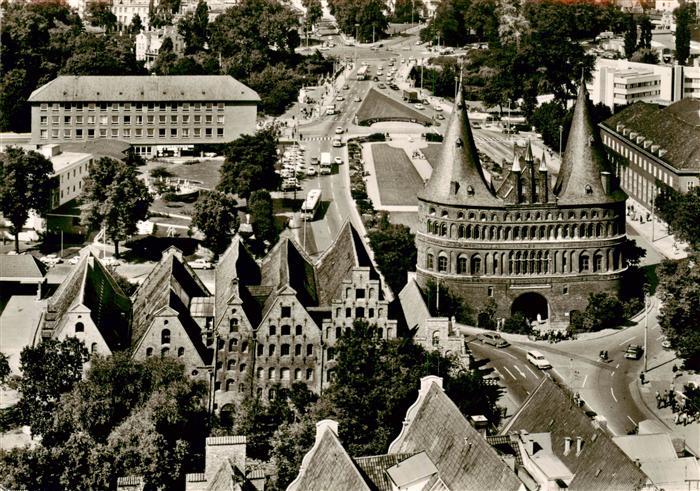 LueBECK  CITY Holstentor und Salzspeicher Blick vom Petriturm