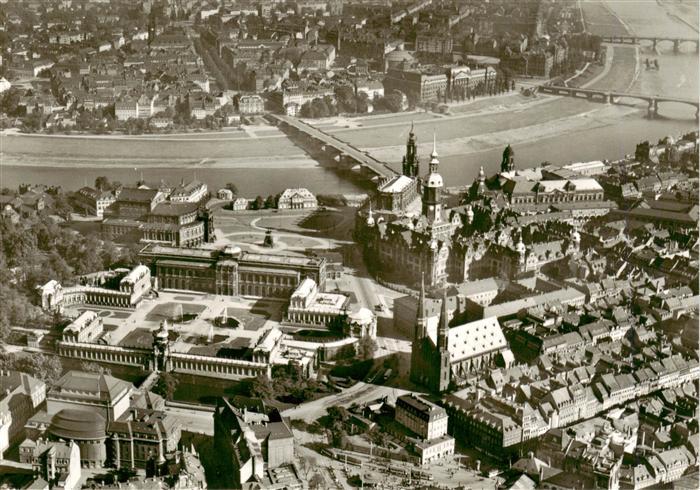 Dresden Elbe Blick ueber Altstadt mit Zwinger und Theaterplatz nach Neustadt