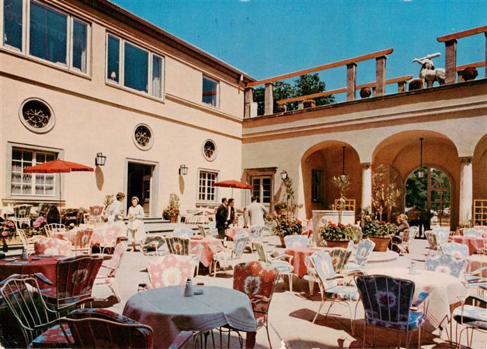 Muenchen Bayern Kuenstlerhaus Cafe Restaurant Innenhof mit Pergola