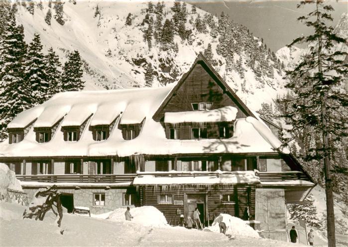Vysoke Tatry SK Bergbaude Kapitaen Moravka im Winter Hohe Tatra