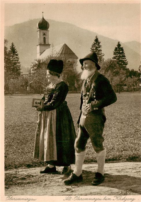 OBERAMMERGAU Bayern Alt Oberammergauer beim Kirchgang