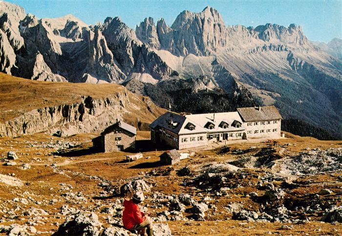 Schlernhaeuser 2457m Bolzano Dolomiti IT mit Blick zum Rosengarten
