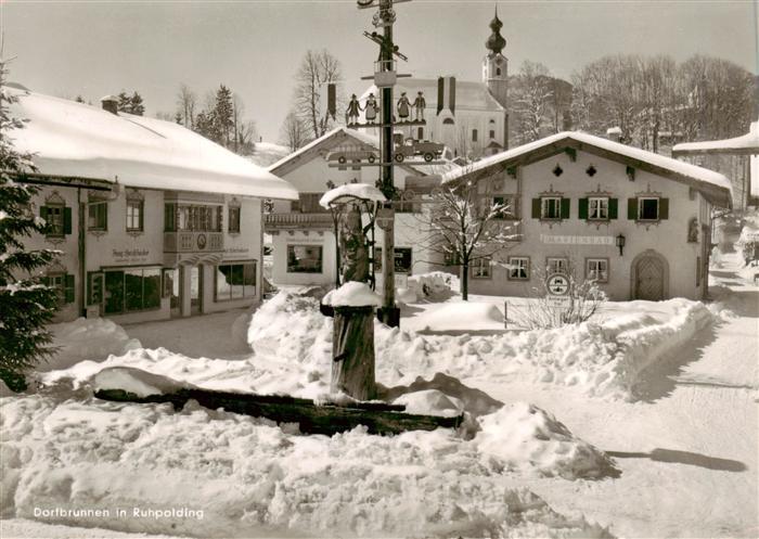 Ruhpolding Bayern Dorfbrunnen im Winter
