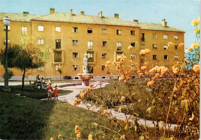 Kazincbarcika HU Sagvariplatz mit Standbild von B. Ohmann