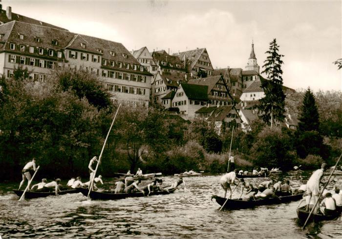 TueBINGEN BW Stocherkahnrennen der Studenten auf dem Neckar