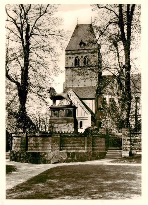 Ratzeburg Schleswig-Holstein Dom Suedansicht mit Loewenstatue