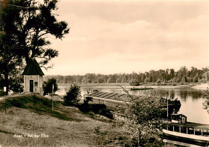 Aken Elbe Partie an der Elbe Frachter