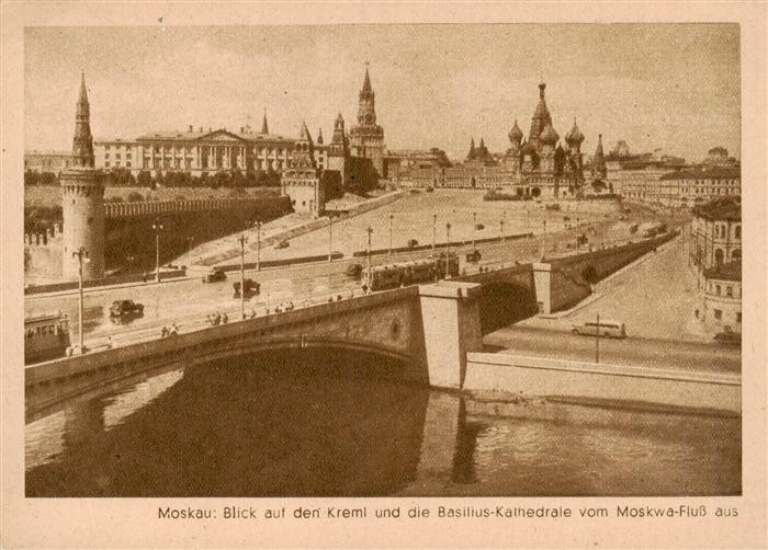Moskau Moscou Blick zum Kreml und auf die Basilius Kathedrale mit Moskwa Fuss