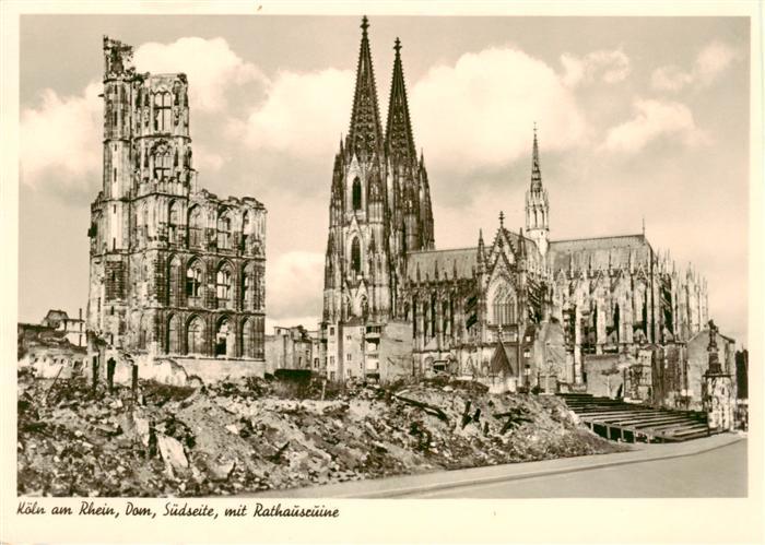Koeln Rhein Dom Suedseite mit Rathausruine