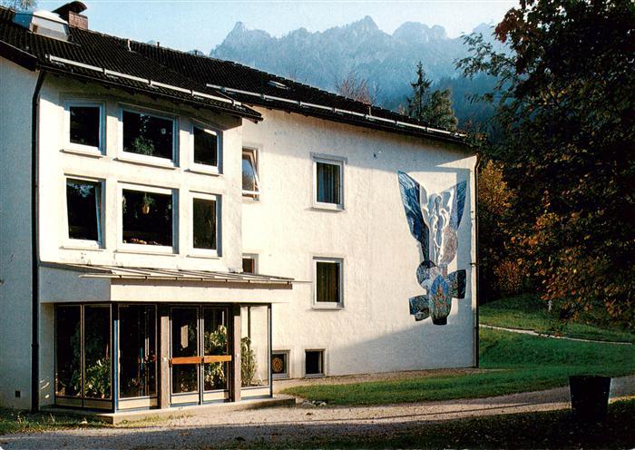 Bayerisch Gmain Johannes Schule mit Relief und Mosaik