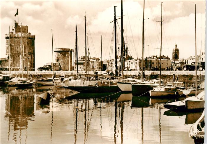 La Rochelle 17 Le port avec les tours St Nicolas de la chaine et de la lanterne