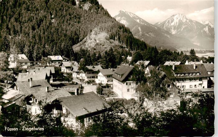 Fuessen Allgaeu Ziegelwies mit Vilser Kegel Rossberg und Aggenstein
