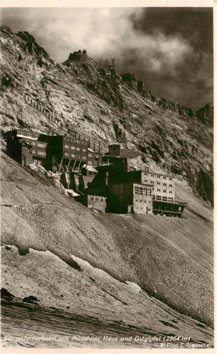 Muenchner Haus Zugspitze mit Schneefernerhotel und Ostgipfel