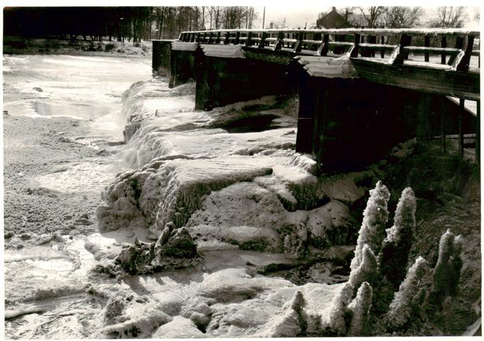 Dessau-Rosslau Vereister Fluss mit Bruecke