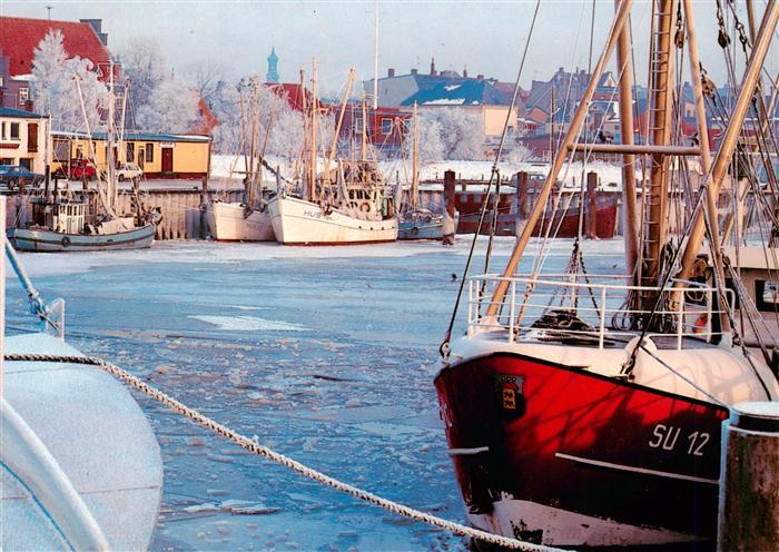 Husum Nordfriesland Hafen im Winter Fischkutter
