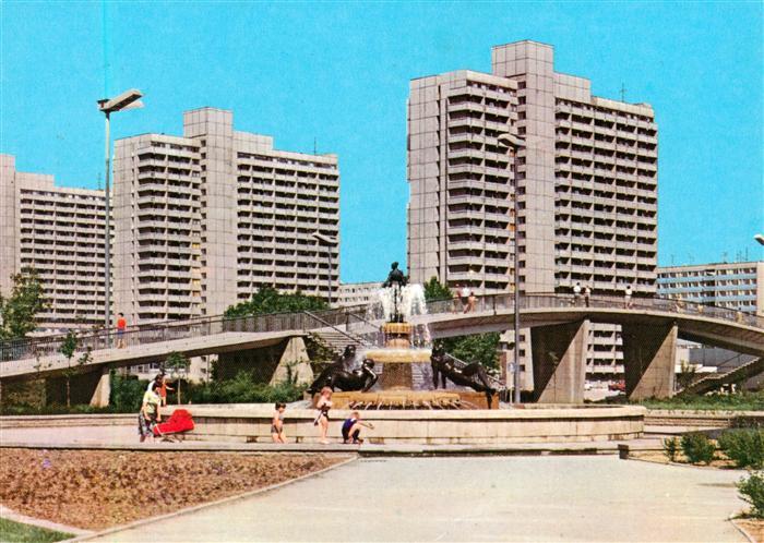 Halle-Neustadt Brunnen an der Magistrasse Hochhaeuser