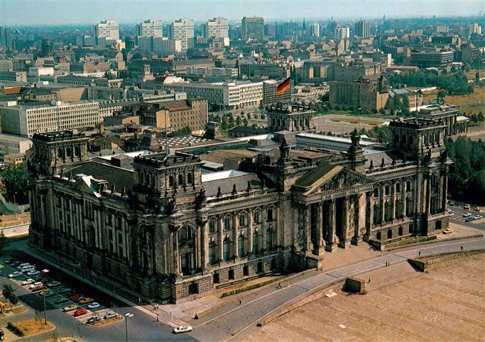 BERLIN  CITY Reichtagsgebaeude mit Brandenburger Tor und Blick auf Ost Berlin Fl