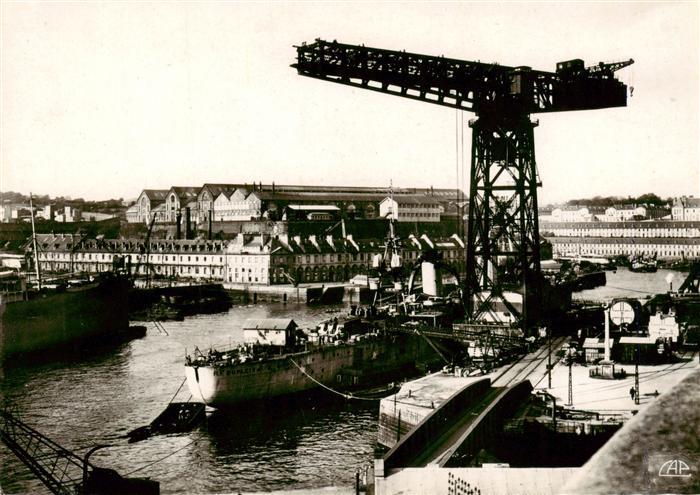 Brest 29 Croiseur en armement sous la grue de l'Arsenal