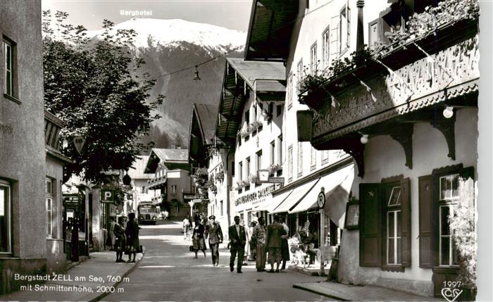Zell See AT Ortszentrum mit Blick zur Schmittenhoehe Hohe Tauern