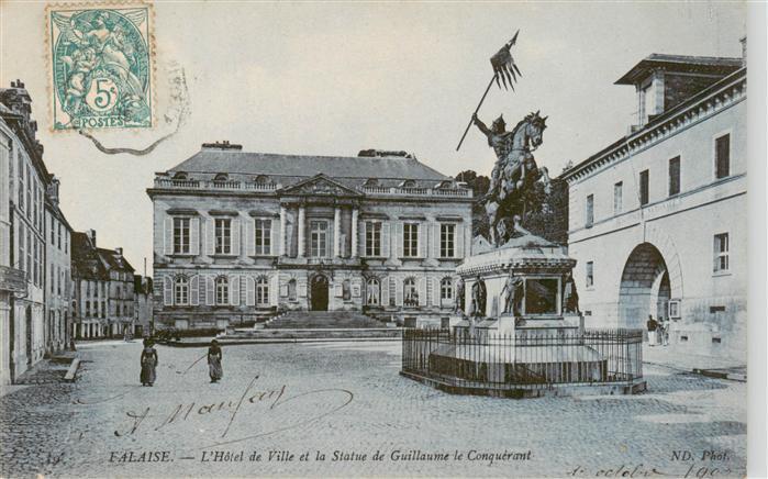 Falaise  14 Calvados Hotel de Ville et la Statue de Guillaum