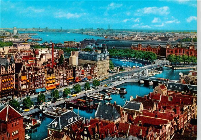 Amsterdam  NL Damrak met gezicht op het