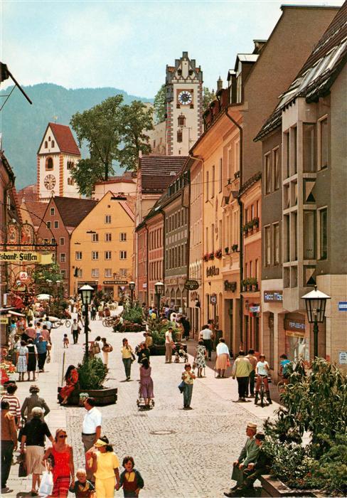 Fuessen Allgaeu Fussgaengerzone mit St Mang Kirche und Hohem Schloss