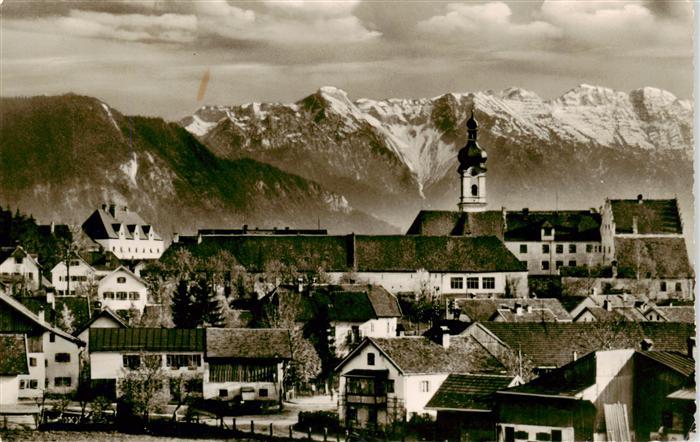 Murnau Staffelsee Ortsansicht mit Kirche im Bann seiner Berge