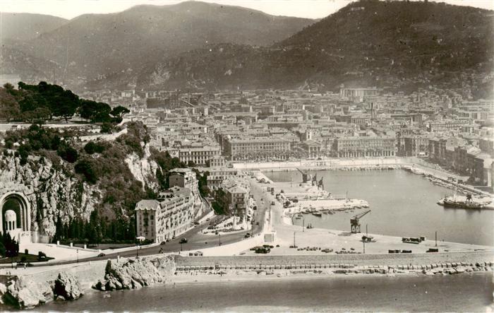 Nice  Nizza 06 Alpes-Maritimes Vue generale du Port Le Monument aux Morts