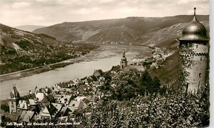 Zell Mosel Weinstadt der Schwarzen Kate Moselpanorama