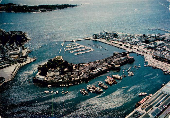 Concarneau 29 Finistere Vue d’ensemble aerienne sur la Ville Close le port de pl