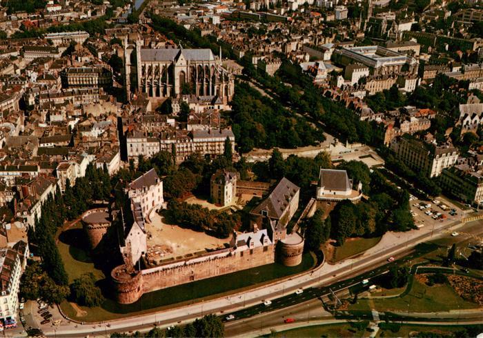 Nantes 44 Vue aerienne sur la ville avec le Chateau des Ducs de Bretagne et la C