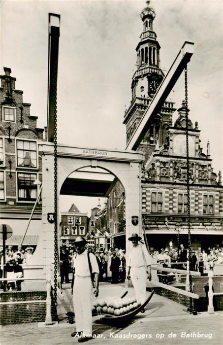 Alkmaar NL Kaasdragers op de Bathbrug