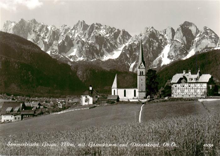 Gosau Salzkammergut Oberoesterreich AT mit Gosaukamm und Donnerkogel und Kirche