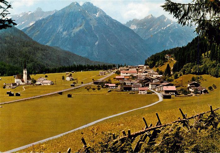 Elbigenalp Lechtal Tirol AT mit Wetterspitze Sonnenkogeln Rotschrofenspitze und