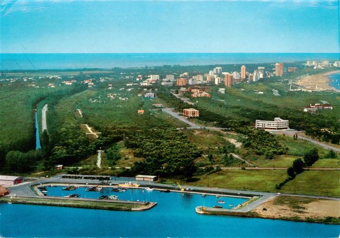 Lignano IT Kleiner Hafen an den Muendungen von Tagliamento Fliegeraufnahme