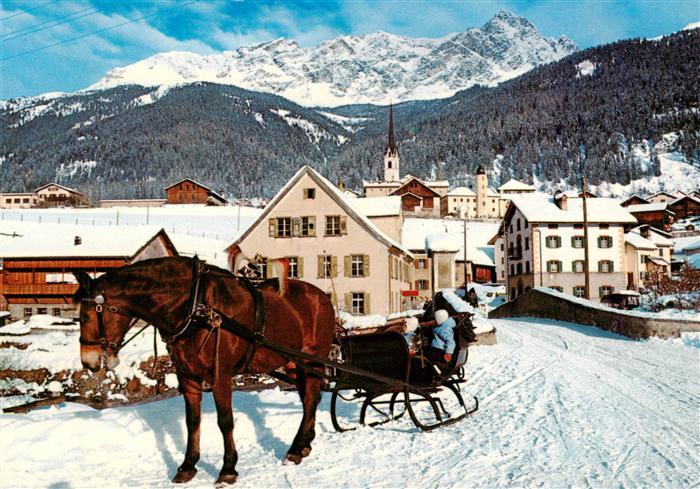 Savognin Savognino GR mit Piz Mitgel Ortspartie mit Pferdeschlitten